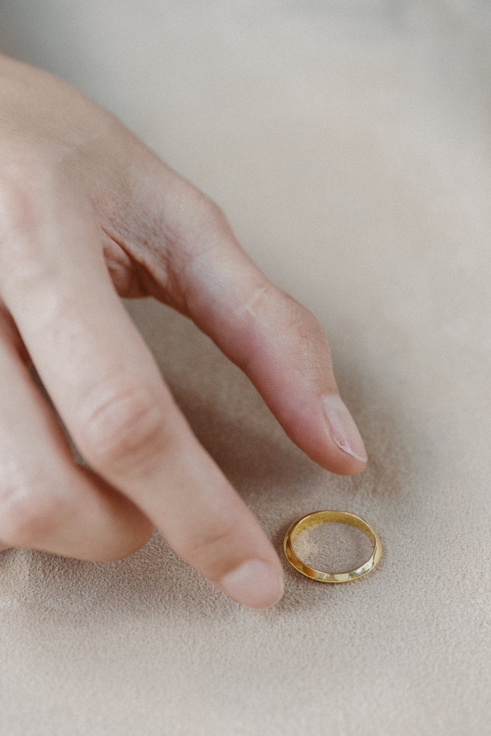 18K Sand Dune Band Ring